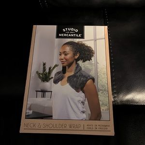 Neck and shoulder aromatherapy heated and frozen wrap